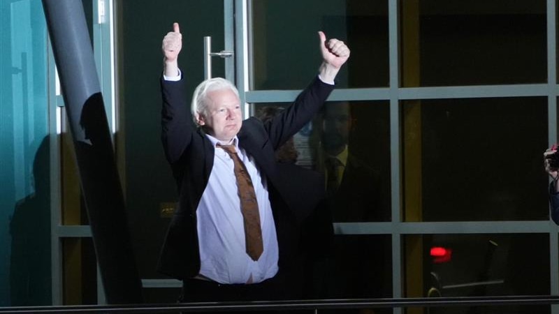 Julian assange salutes crowd