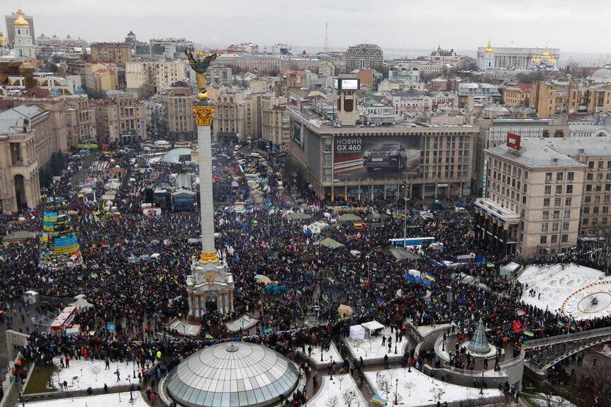Pro-Europe protesters flock to Kiev's Independence Square