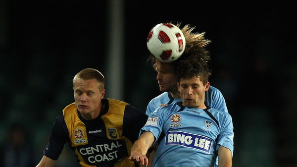 Sydney, Mariners challenge for the ball