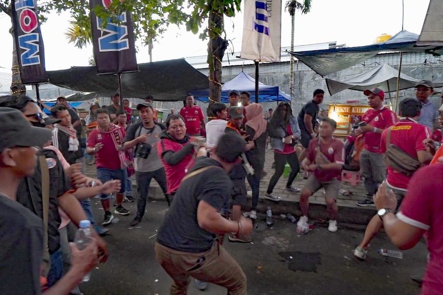 A fight breaks out between Jakmania and Bali United fans.