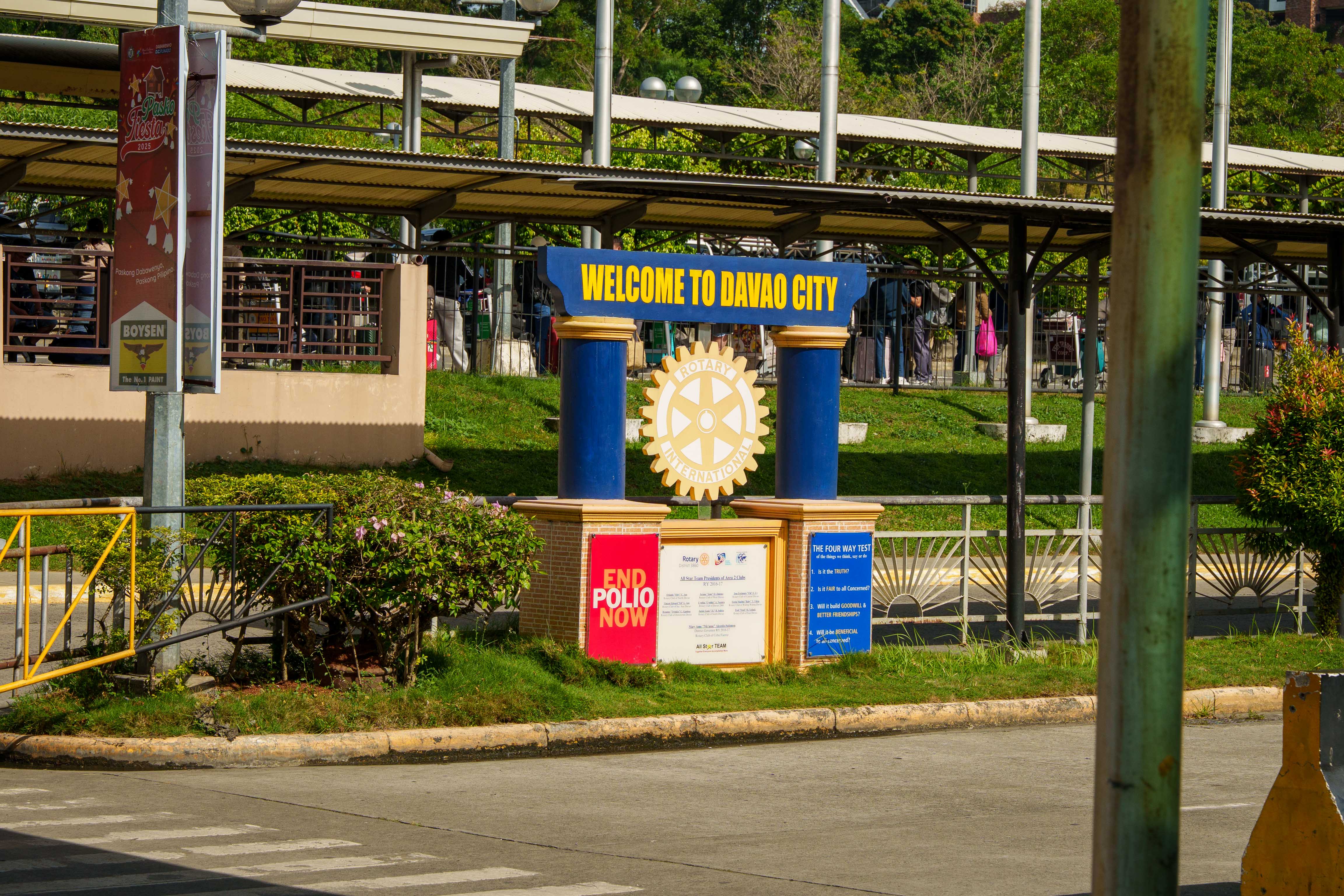 Uma placa ao lado de uma estrada que diz "Bem-vindo à cidade de Davao".