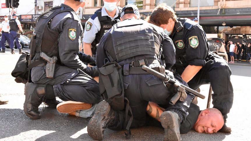Police overwhelm modest Sydney anti-lockdown protest 