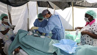 MSF doctors perform outdoor surgery (Image courtesy of Julie Remy)