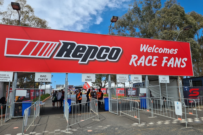 Red sign welcoming fans to the Bathurst 1000 
