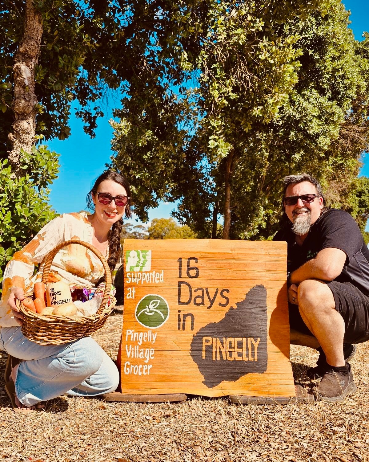 uma mulher segurando as costas e um homem na próxima vez um sinal 