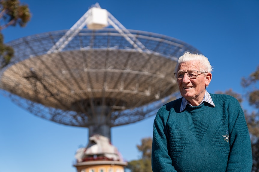 Ex-electrician Ben Lam in front of the Parkes Observatory
