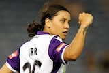 Sam Kerr in a Perth Glory uniform holds her fist in the air in celebration