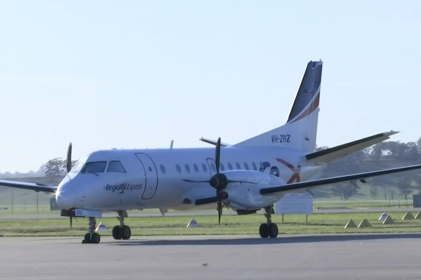 Un avión rex Saab-340 en la pista. 