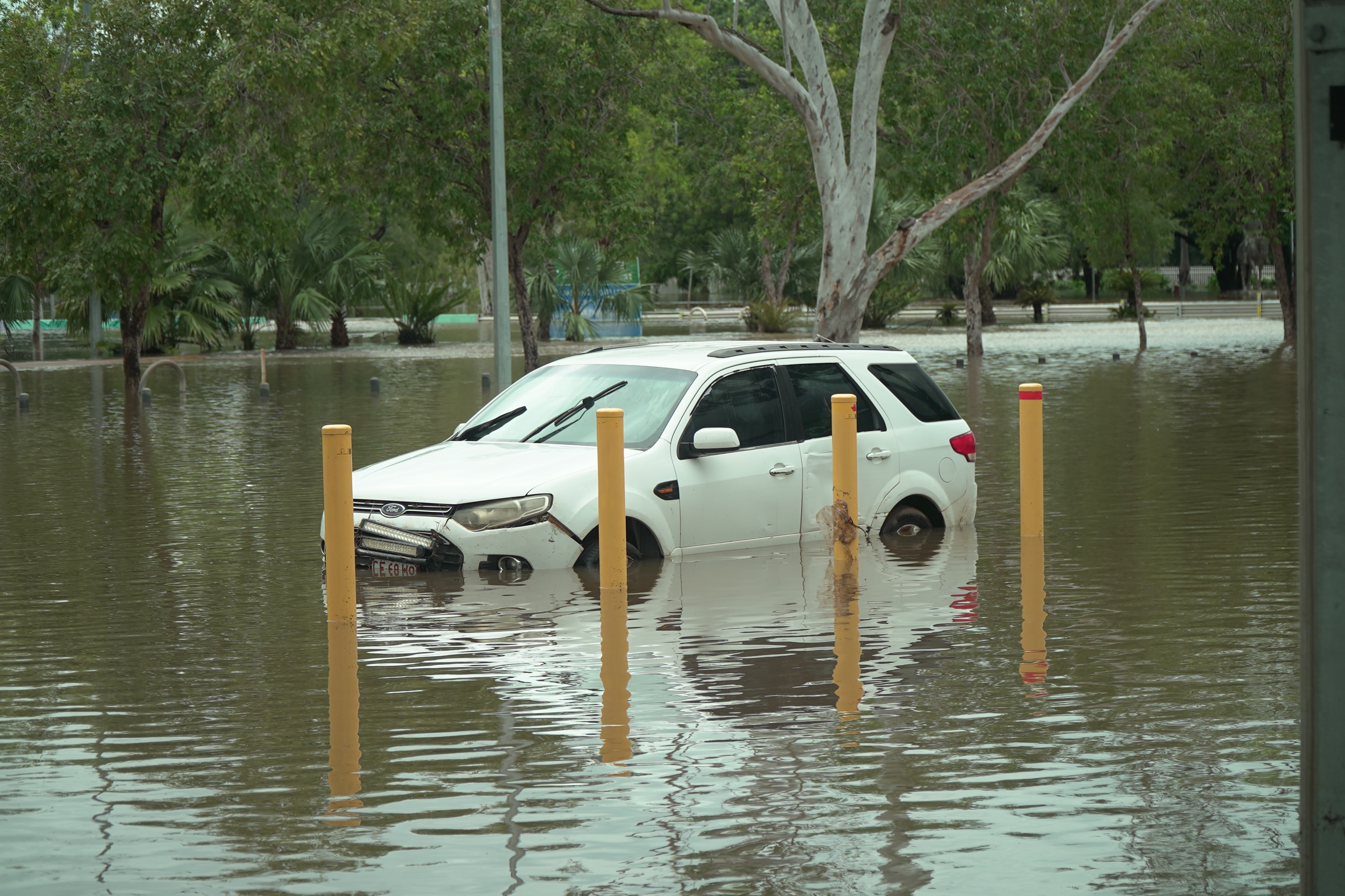 Katherine experiences worst flooding in 28 years as residents wake to survey damage