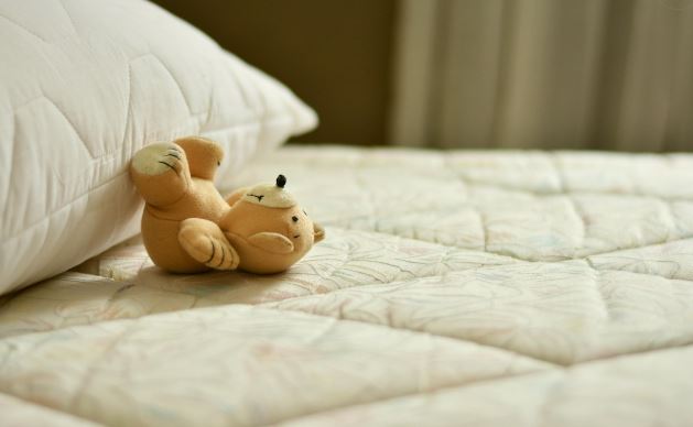 Funding cuts to programs that help new parents settle their babies episode artwork