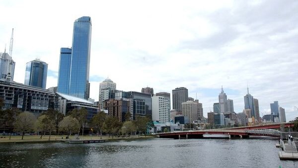 Melbourne skyline from beside the Yarra at the Crown Casino end of the city (Giulio Saggin, ABC)