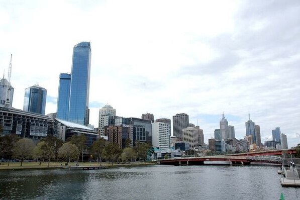 Melbourne skyline from beside the Yarra at the Crown Casino end of the city (Giulio Saggin, ABC)