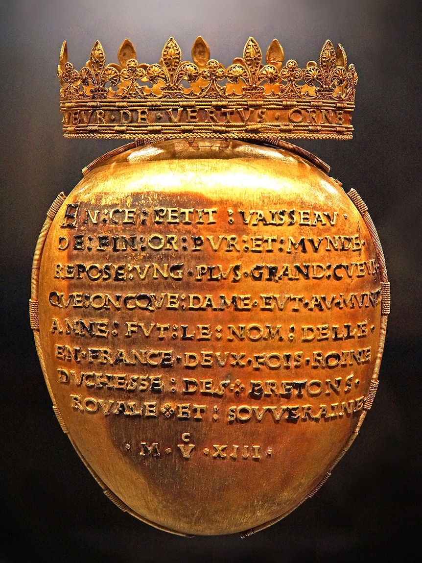 Golden heart shaped casket with old French inscription