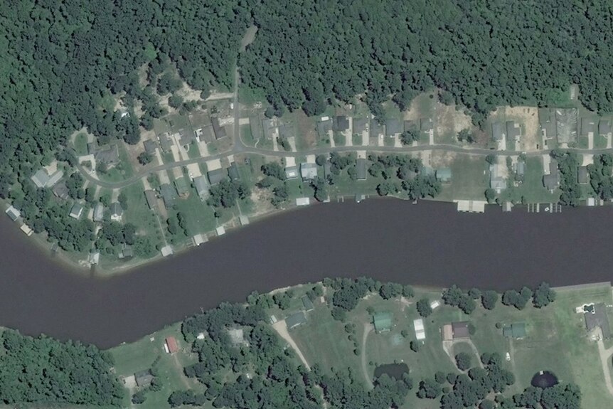 Satellite imagery shows waterfront homes in Summerfield, Louisiana.