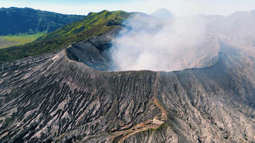 东爪哇的婆罗摩火山是一座高度活跃的火山，人们会去火山边缘参观。