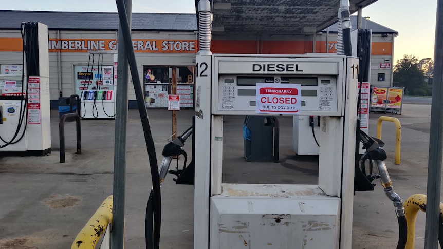 Closed sign on petrol bowser