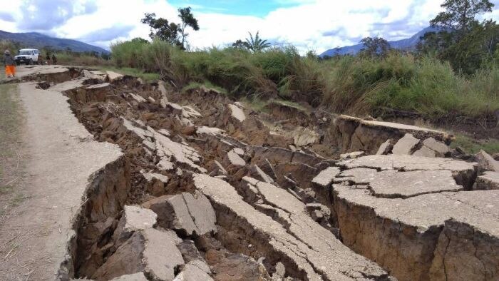 Jalan retak setelah gempa PNG
