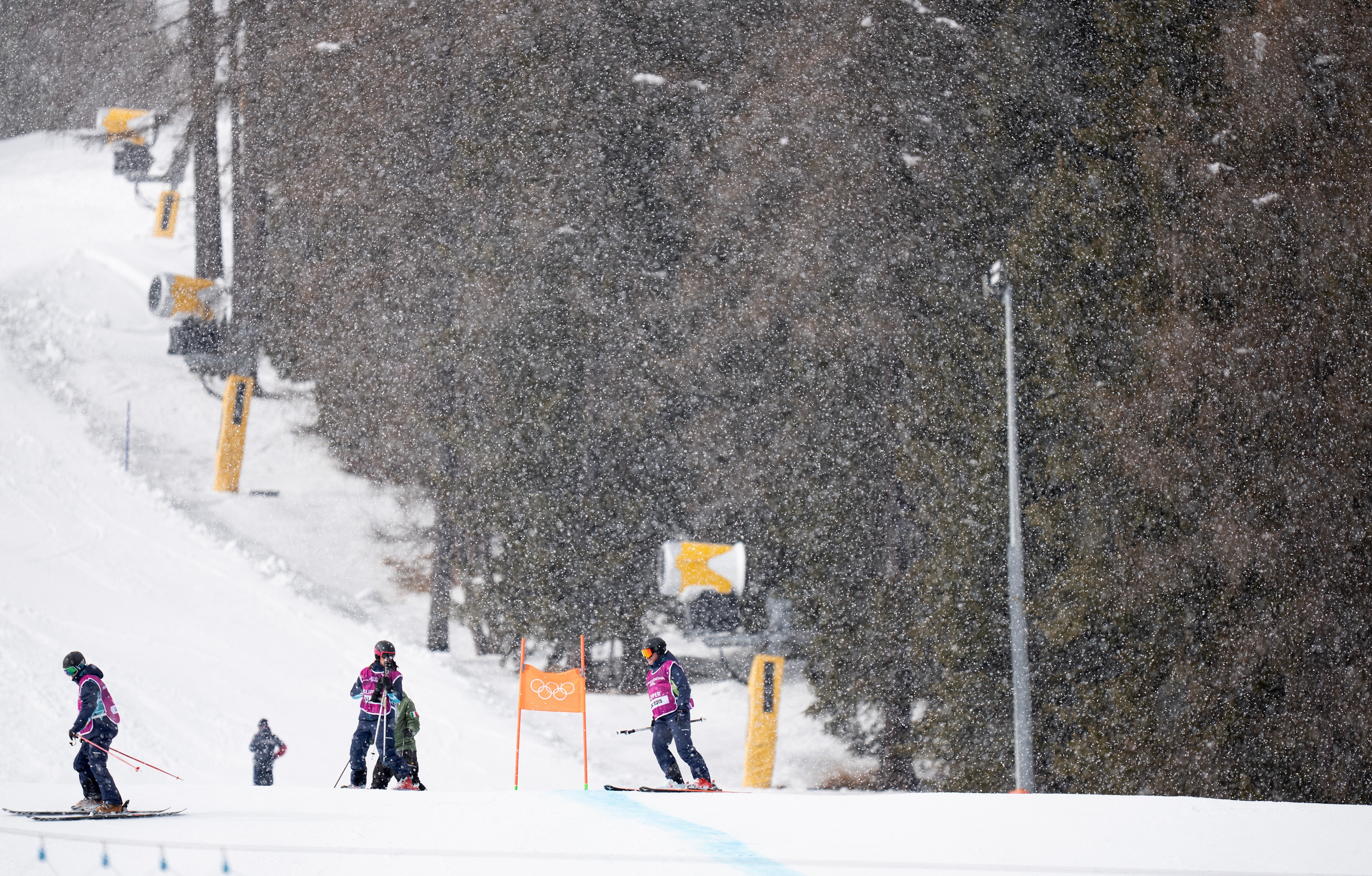 A neve cai no percurso das Olimpíadas de Inverno.
