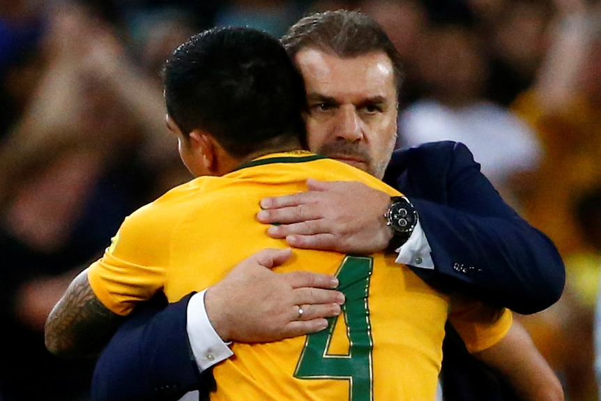 Ange Postecoglou abraza a Tim Cahill