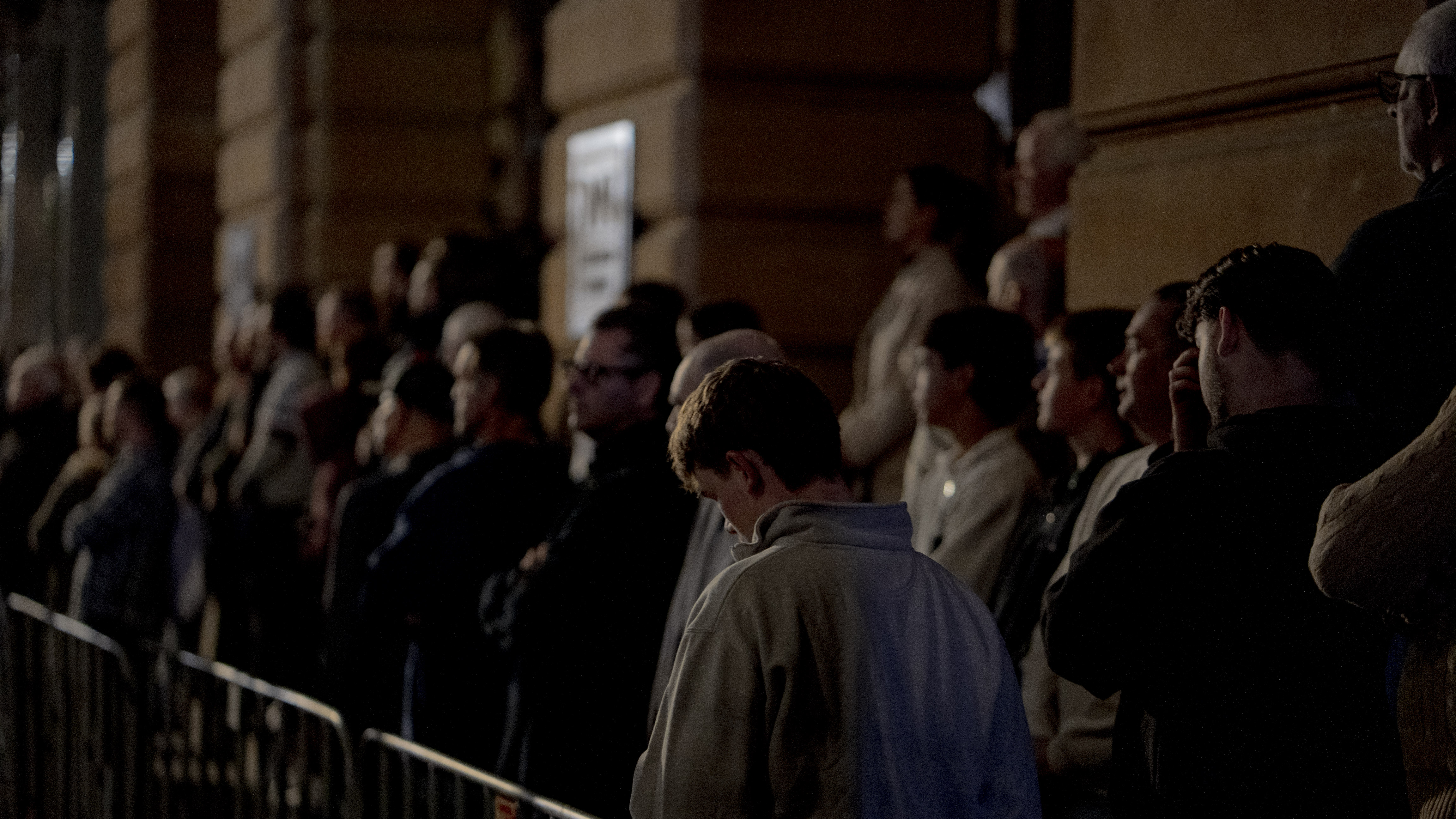 Las multitudes se reúnen para el servicio matutino del Día de Anzac. 