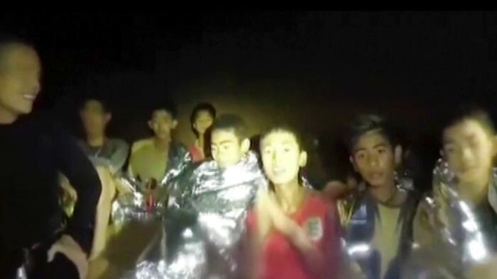 Anak laki-laki Thailand dengan Navy SEAL di dalam gua di Thailand utara