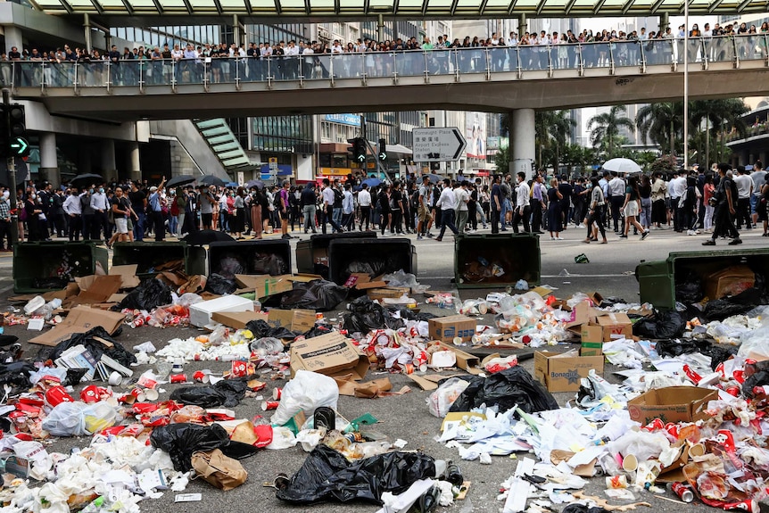 在香港中环举行的抗议活动中，反政府示威者将垃圾堆放在路面上，作为对警察的路障。