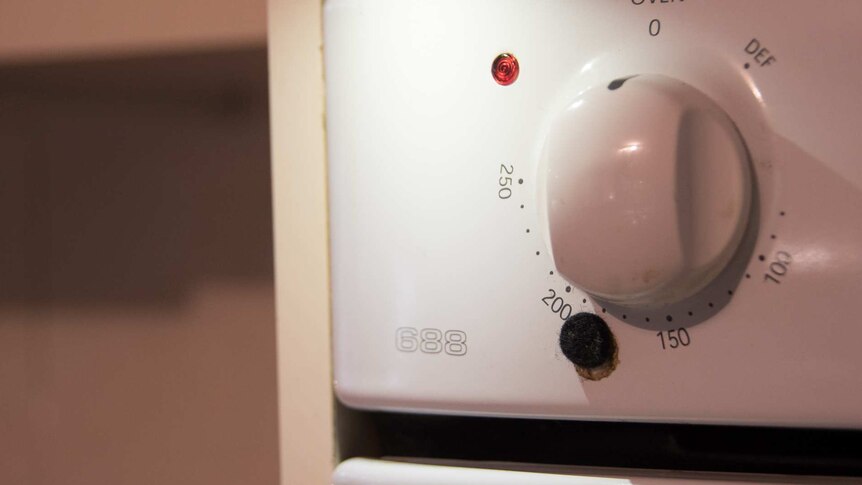 A round felt marker on an oven shows where to turn the knob to get a moderate oven temperature.