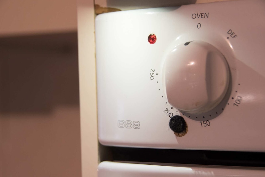 A round felt marker on an oven shows where to turn the knob to get a moderate oven temperature.