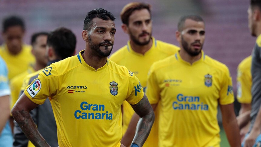 Las Palmas players sport Spanish flags on their kits