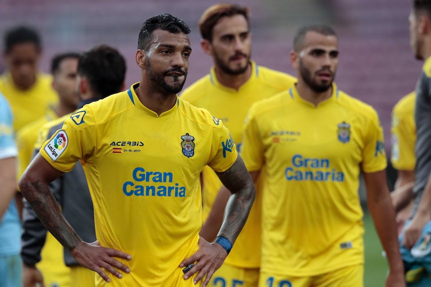 Las Palmas players sport Spanish flags on their kits