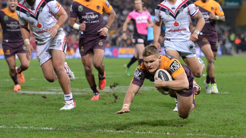 Dale Copley scores a try for the Broncos against the Warriors