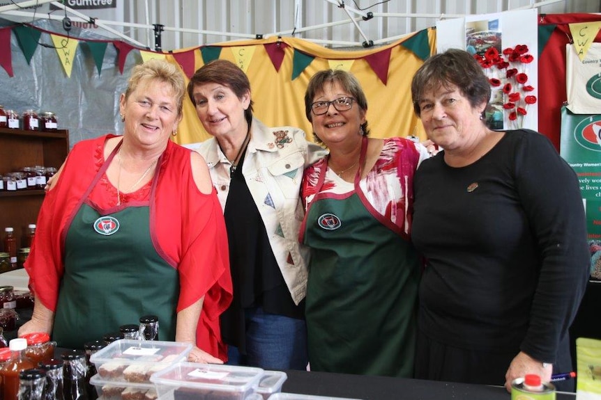 judy kemp, lindy cleeland, trish beriot, jane grosvenor at the CWA Stand at Agfest.