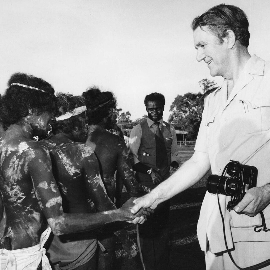 Former PM Malcolm Fraser meets Indigenous dancers in the NT