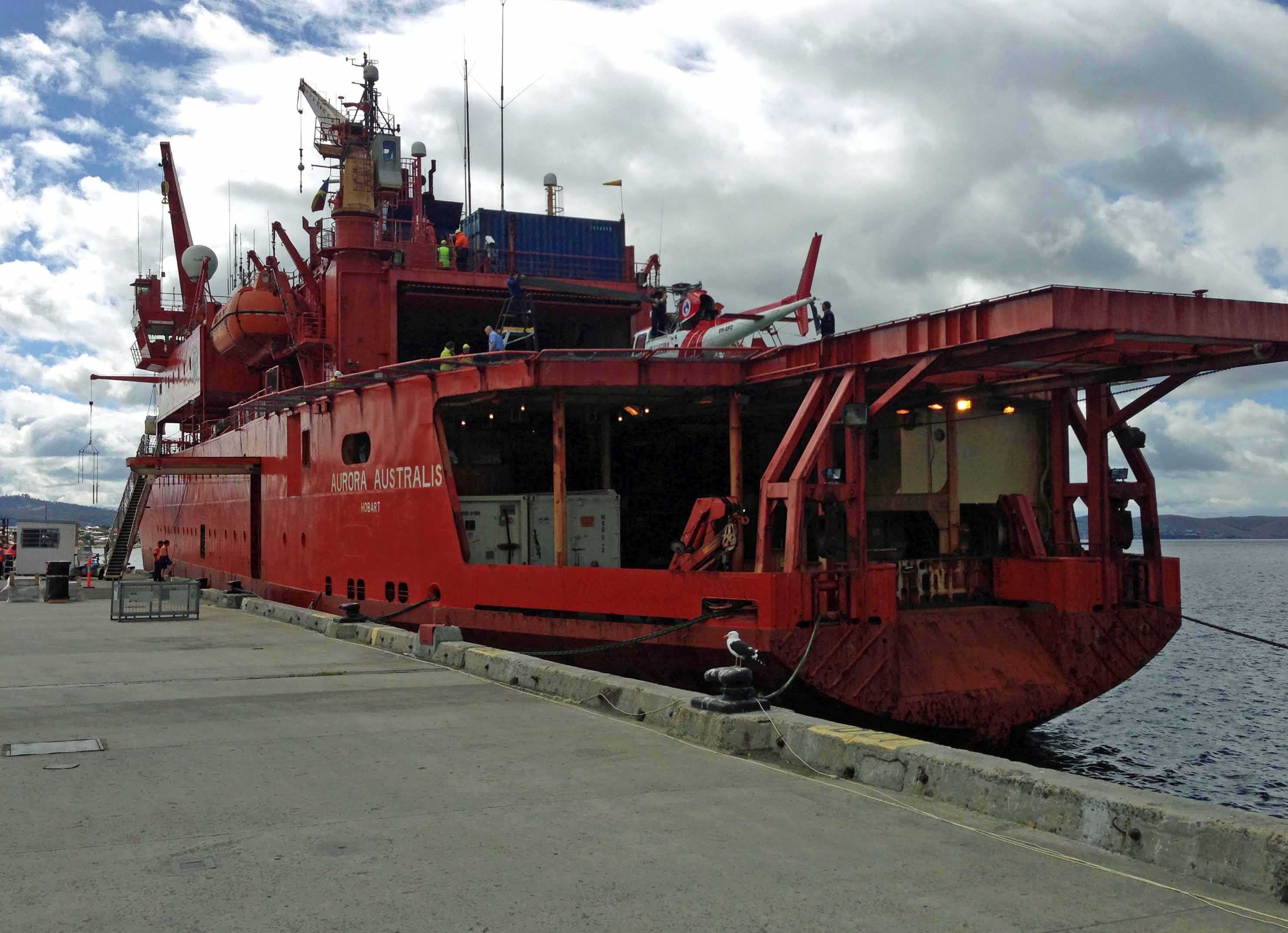 Delayed ice ship back in port - ABC News