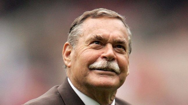 Ron Barassi looks into the crowd