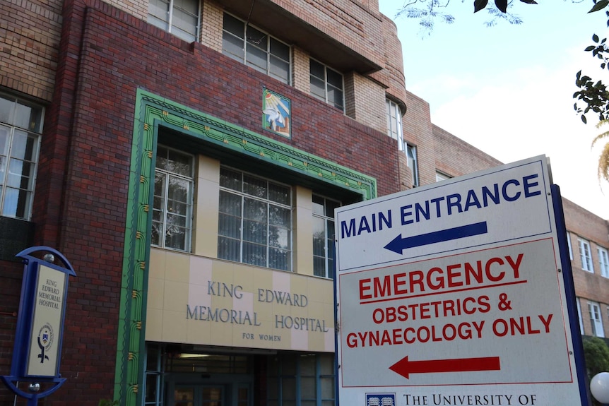 Un signe à l'extérieur de l'entrée principale de l'hôpital King Edward Memorial de Subiaco.