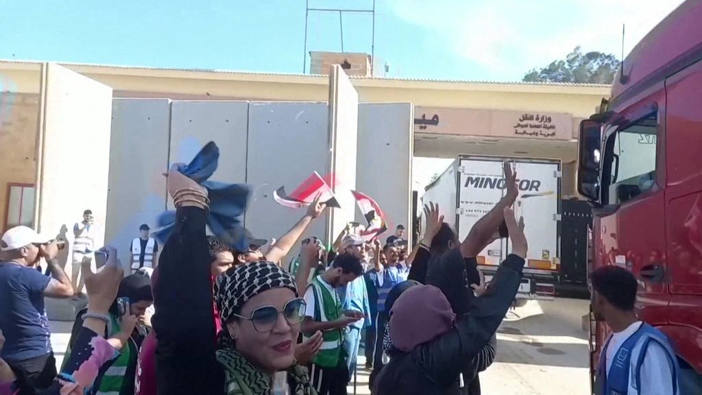 Aid workers in Egypt cheer as first trucks cross the border into Gaza ...