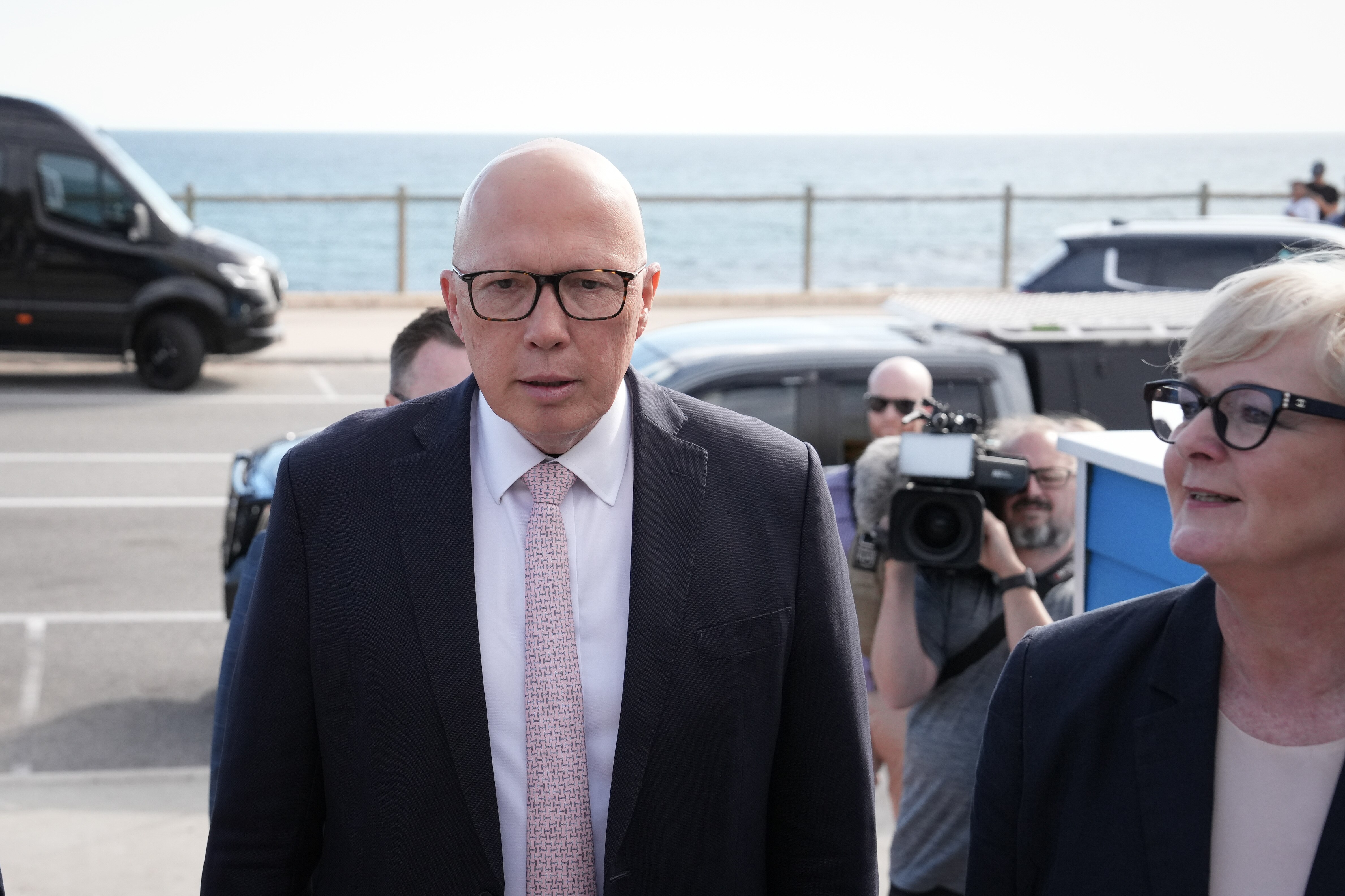 Peter Dutton en el café de Yanchep con Jan Norberger y Linda Reynolds, electorado de Pearce