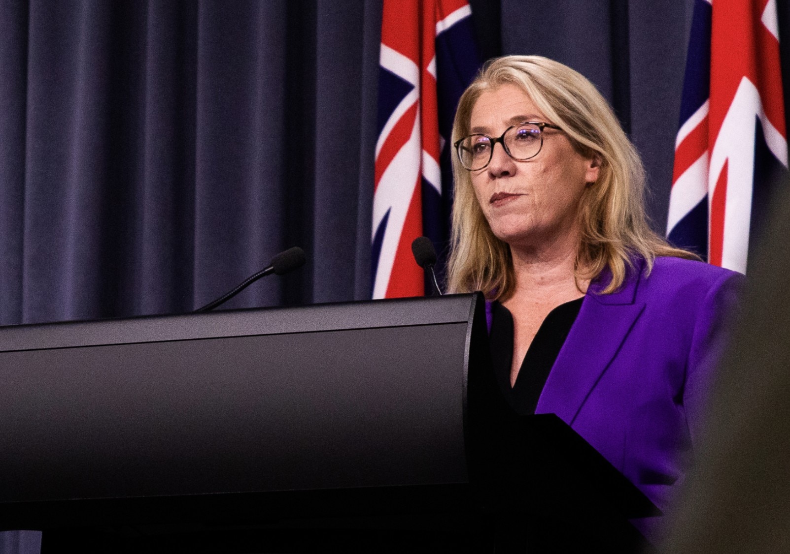 Rita Saffioti falando em um púlpito.