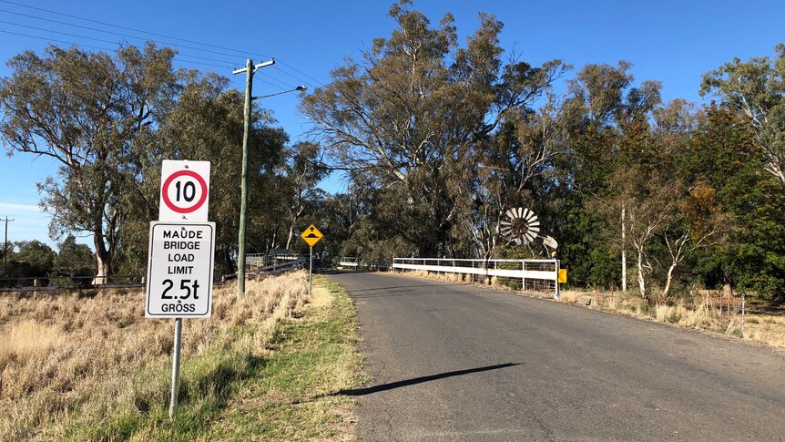 The northern approach to the Maude Bridge in western New South Wales.