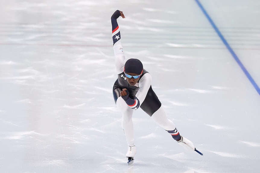 Erin Jackson flies down the ice 