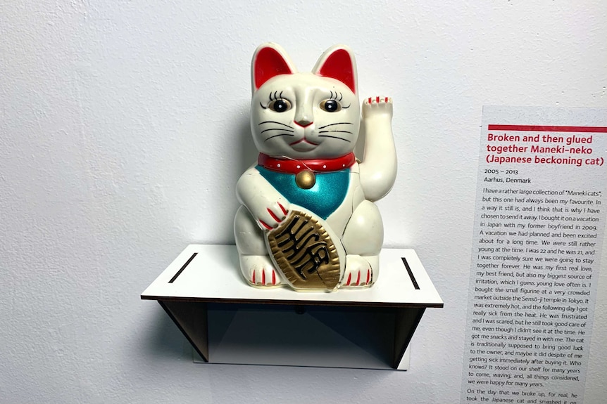 The beckoning cat statue in the Museum Of Broken Relationships exhibit.