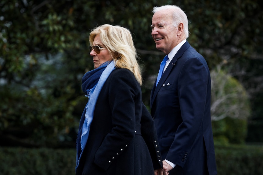 Jill Biden walks with her husband Joe Biden on the White House lawn.