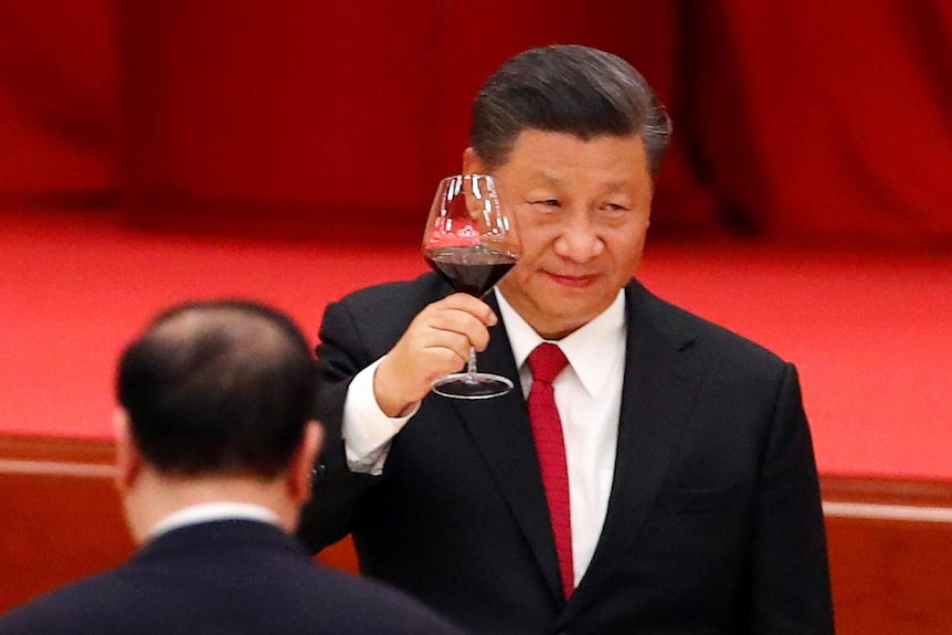 Xi Jinping podnosi kubek czerwonego wina do pieczenia