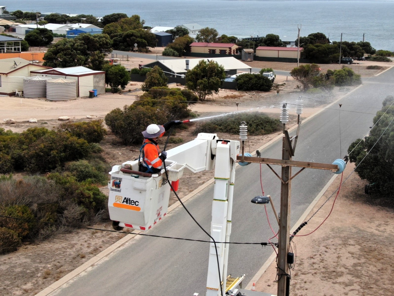 Un trabajador de SA Power Networks rocía un aislante sucio