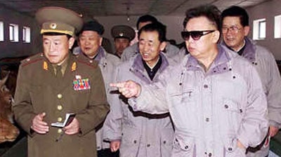 Kim Jong Il (right) has met with a Chinese special envoy. (File photo)