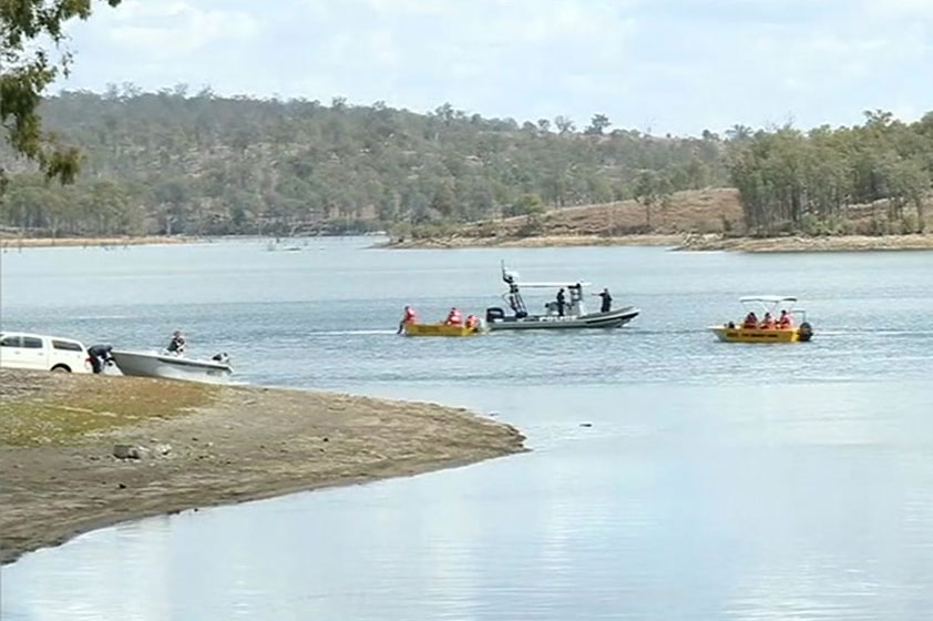 Water police, along with specialist divers, and SES volunteers search Wuruma Dam near Eidsvold.