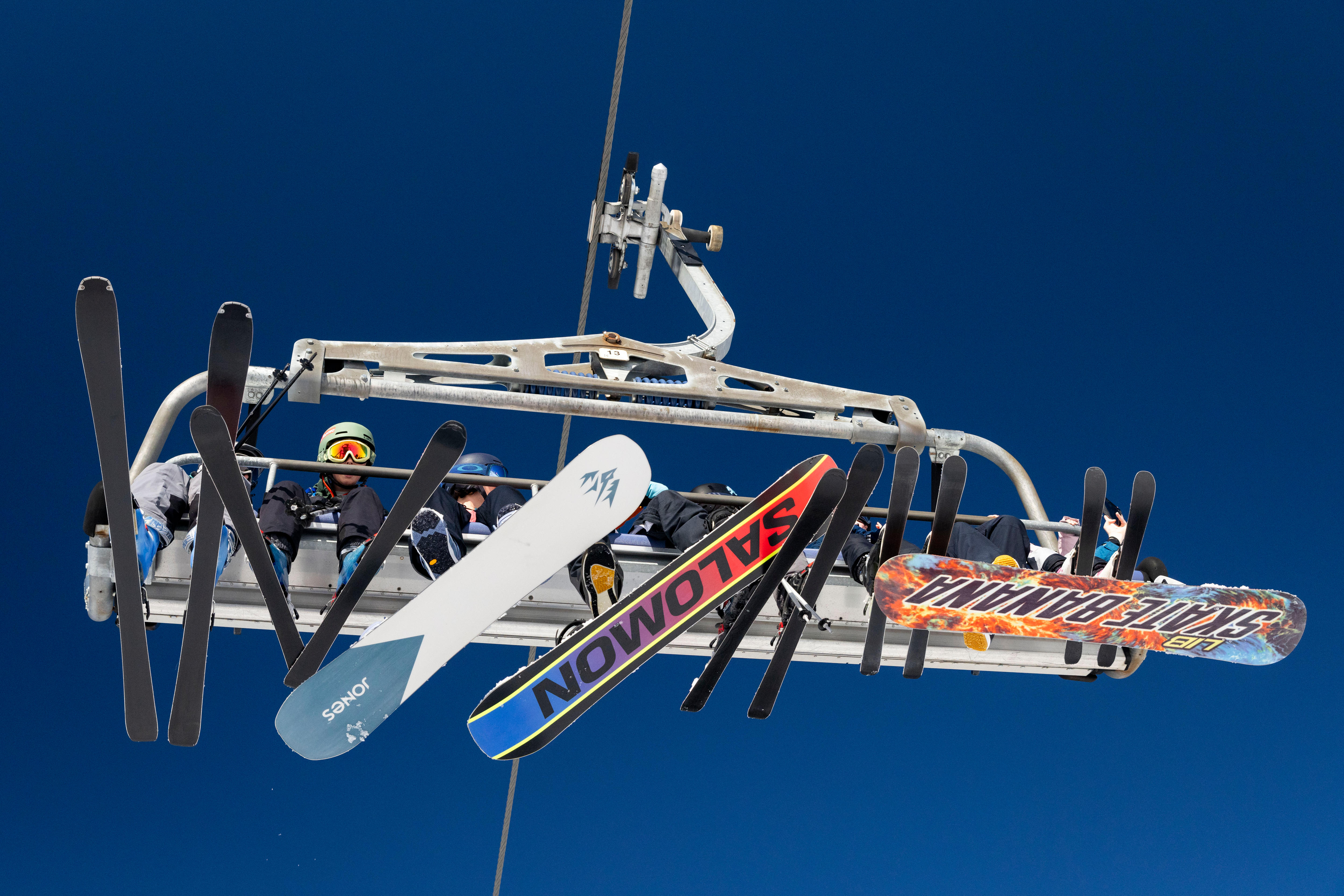 Un remonte con esquiadores y practicantes de snowboard.