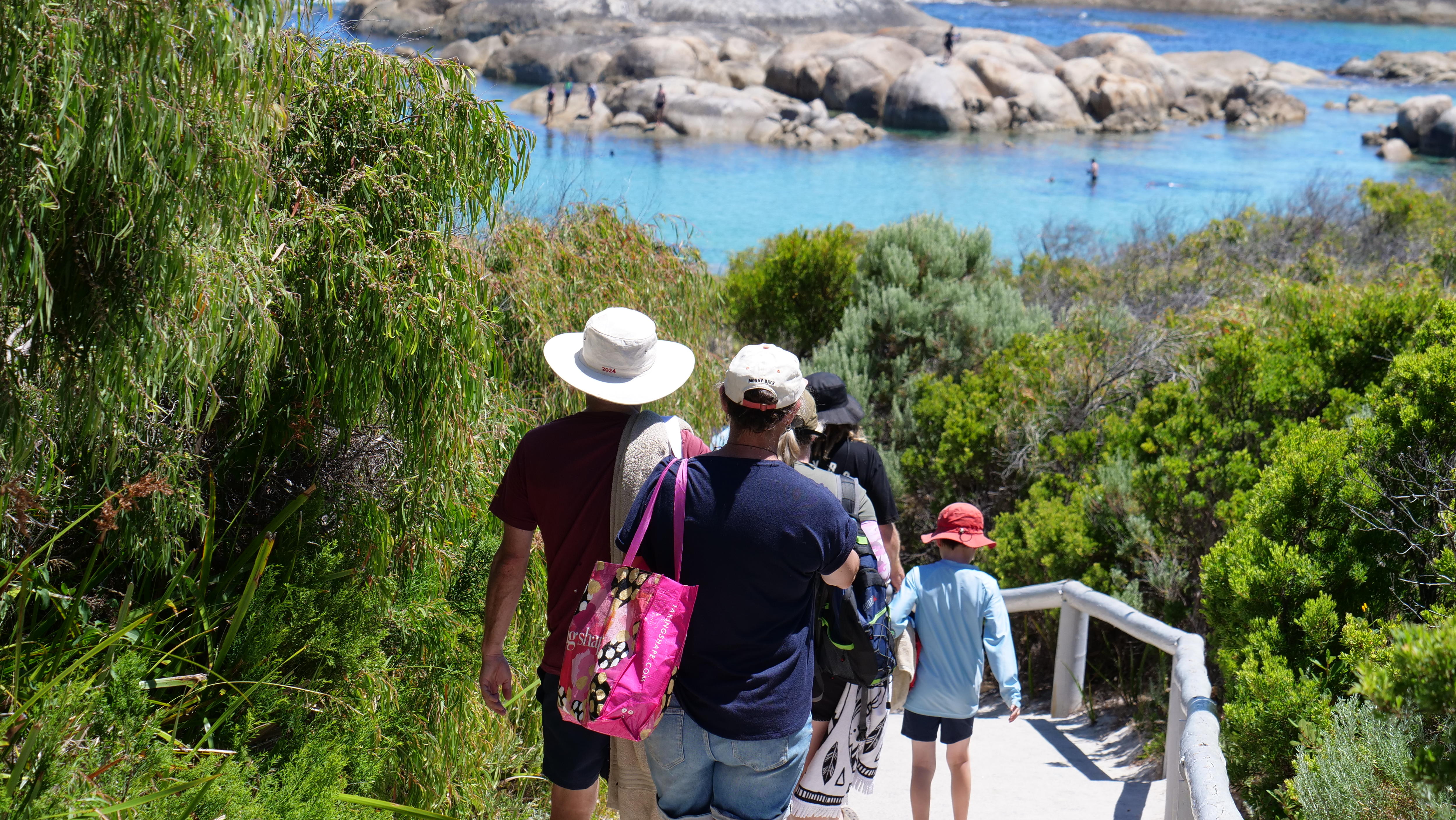 Turistas descem as escadas até a piscina dos Verdes