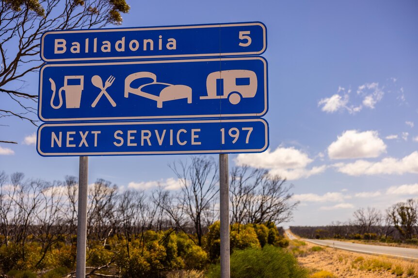Un cartel que dice 5 kilómetros hasta Balladonia.